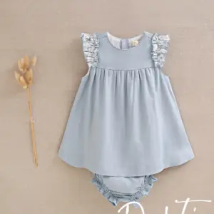 vestido bebe azul empolvado con volante de flores y braguita