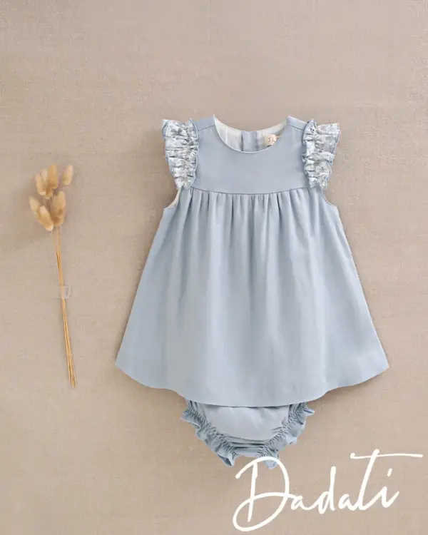 vestido bebe azul empolvado con volante de flores y braguita