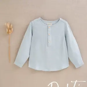 CAMISA NIÑO CUELLO REDONDO EN AGUA MARINA