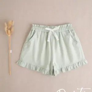 SHORT NIÑA VERDE CON BORDADOS