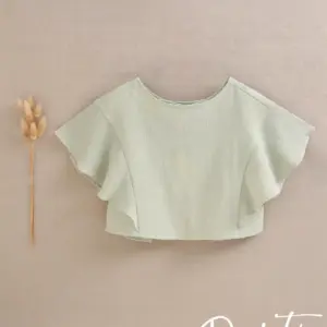 blusa niña verde espalda abierta y volante en manga