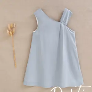 VESTIDO NIÑA AZUL EMPOLVADO CON TIRANTE ASIMETRICO