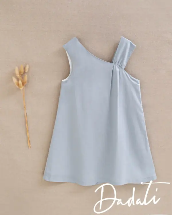 VESTIDO NIÑA AZUL EMPOLVADO CON TIRANTE ASIMETRICO
