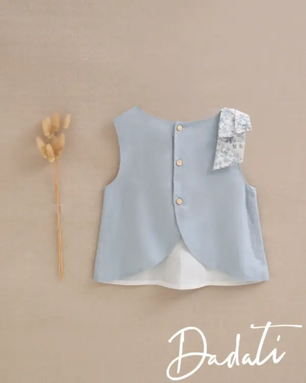 blusa niña azul con lazada de flores en hombro y espalda abierta