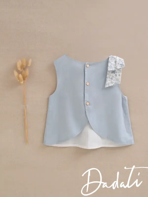 blusa niña azul con lazada de flores en hombro y espalda abierta
