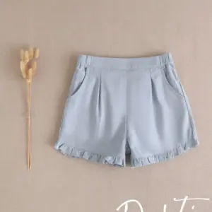 SHORT NIÑA EN AZUL CON VOLANTES
