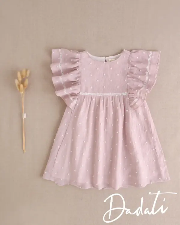 vestido niña rosa plumeti con volantes en hombro