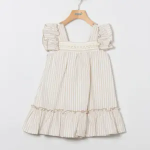 vestido rayas crudo y beig con lazada en la espalda y volante enhombros