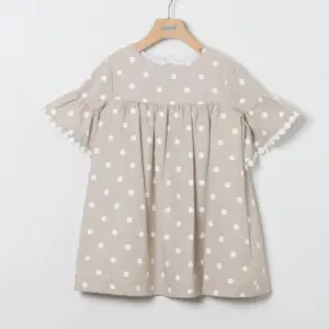 vestido manga corta en beig con lunares blancos