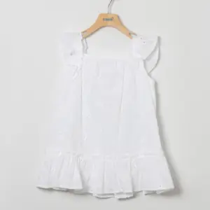 vestido niña blanco con bordados con volante en hombros y espada
