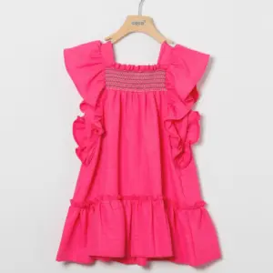 vestido rosa fresa con volantes en hombro