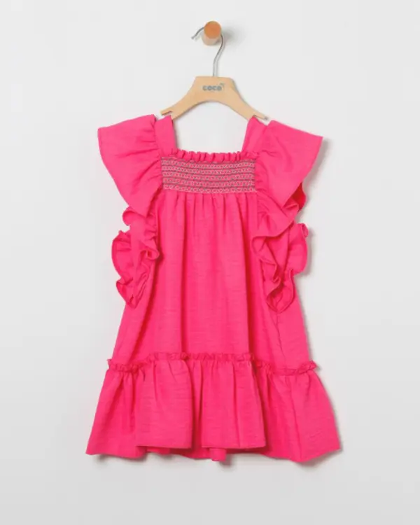 vestido rosa fresa con volantes en hombro