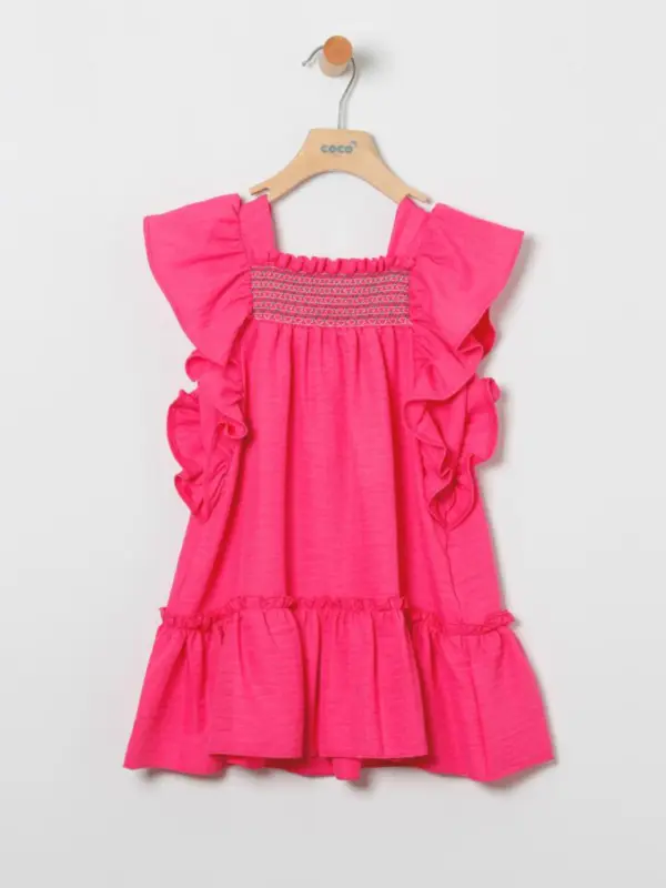 vestido rosa fresa con volantes en hombro