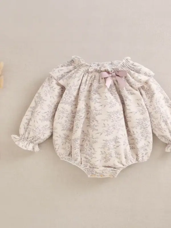 Ranita de bebé niña color crudo con estampado floral y detalle de lazo