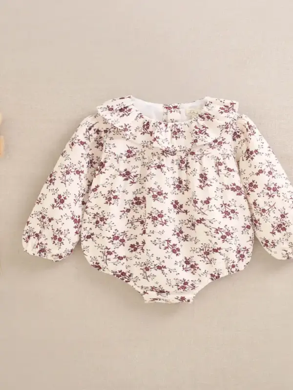 Ranita de bebé niña con flores moradas