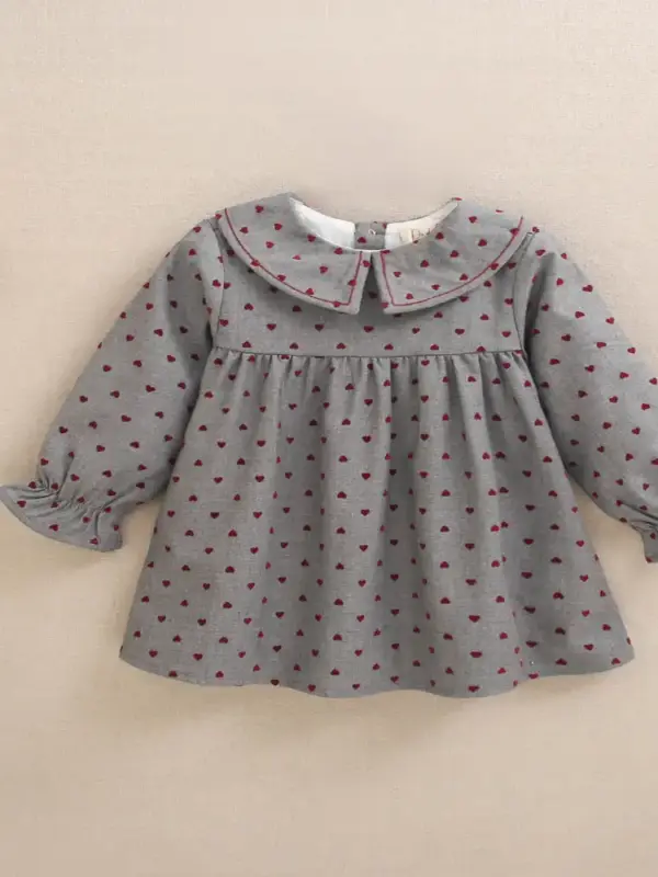 Vestido de bebé niña gris oscuro con estampado de corazones granate