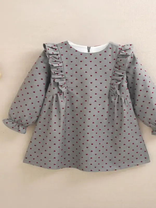 Vestido de niña gris oscuro con estampado de corazones granate