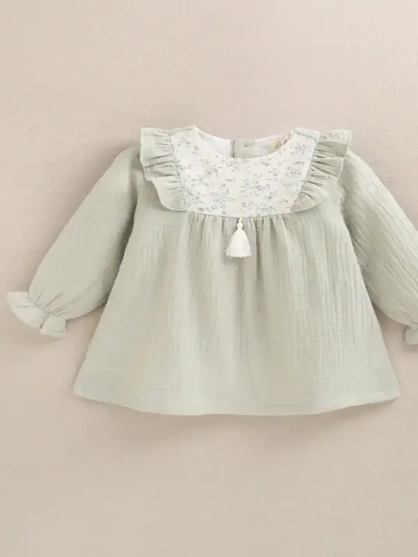 Vestido de bebé niña de muselina en verde con detalle floral en el cuello