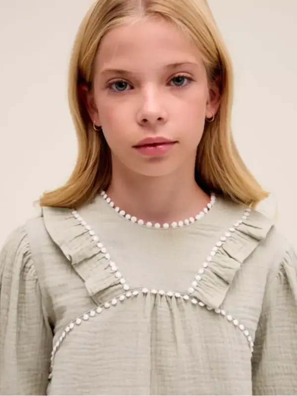 Blusa de niña de muselina color verde con manga abullonada