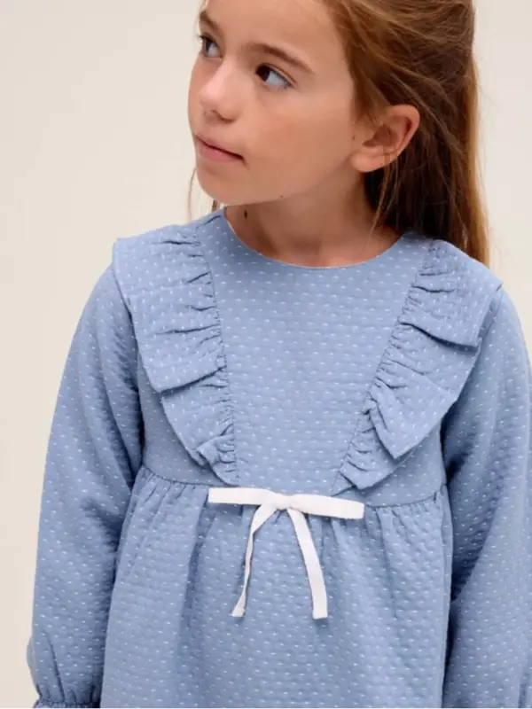 Vestido de niña azul cielo con detalle de lazo y volante en el cuello