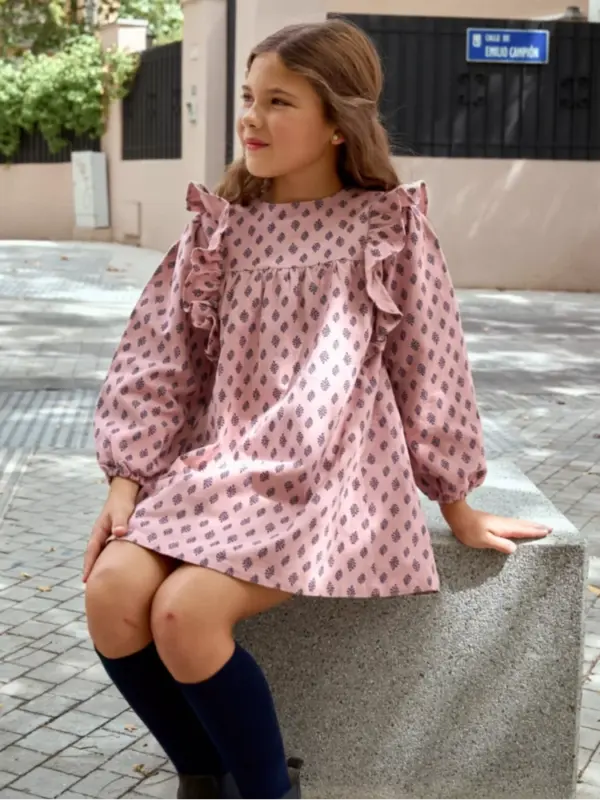 Vestido de niña en rosa de manga larga con estampado de hojas