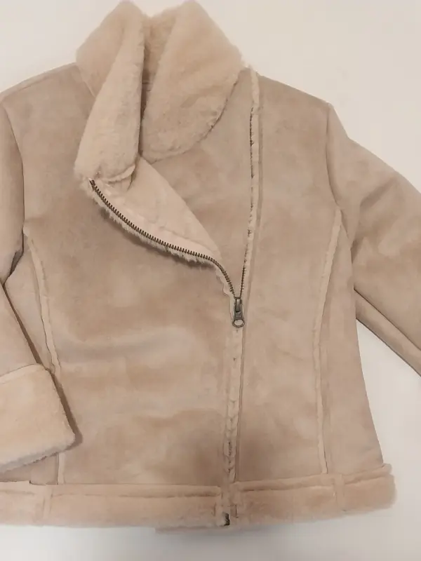 Cazadora niña ante rosa